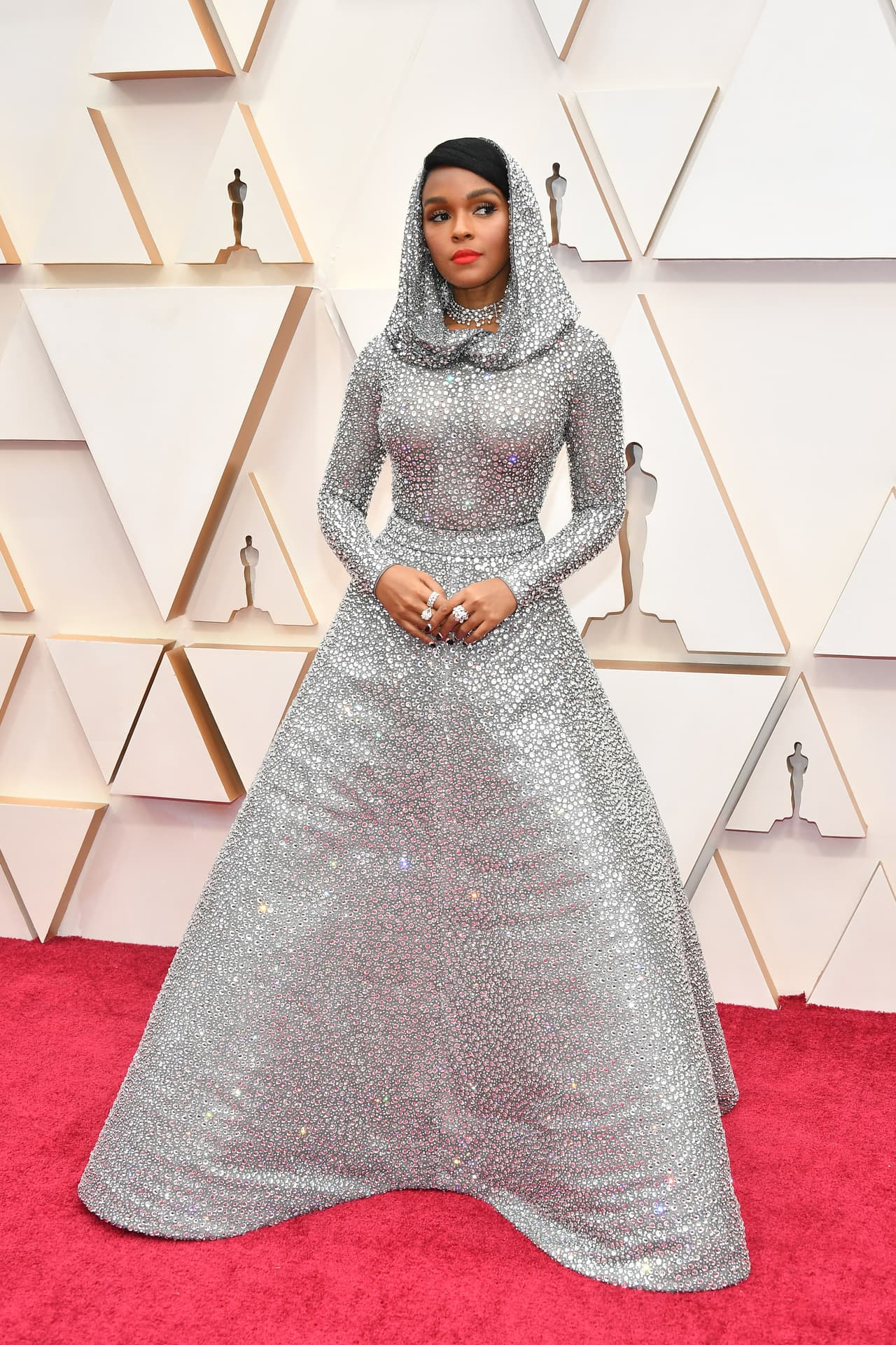 La cantante Janelle Monáe llegó brillando en plata de pies a cabeza. La intérprete
<br>utilizó un vestido con capucha de Ralph Lauren, adornado con 168,000 cristales de Swarovski. Esta noche ofrecerá un show especial durante la ceremonia de los premios Oscar 2020.