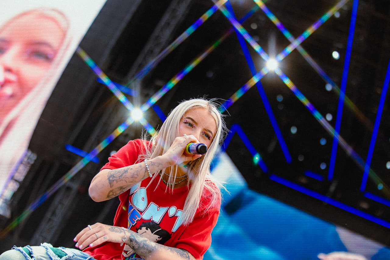 La rapera Young Miko subió el ánimo con su presentación.