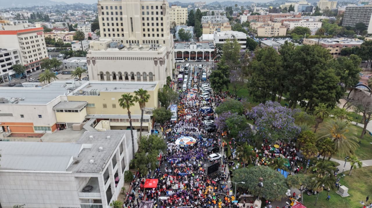 Inmigrantes alzan la voz contra el acoso migratorio durante marcha de trabajadores