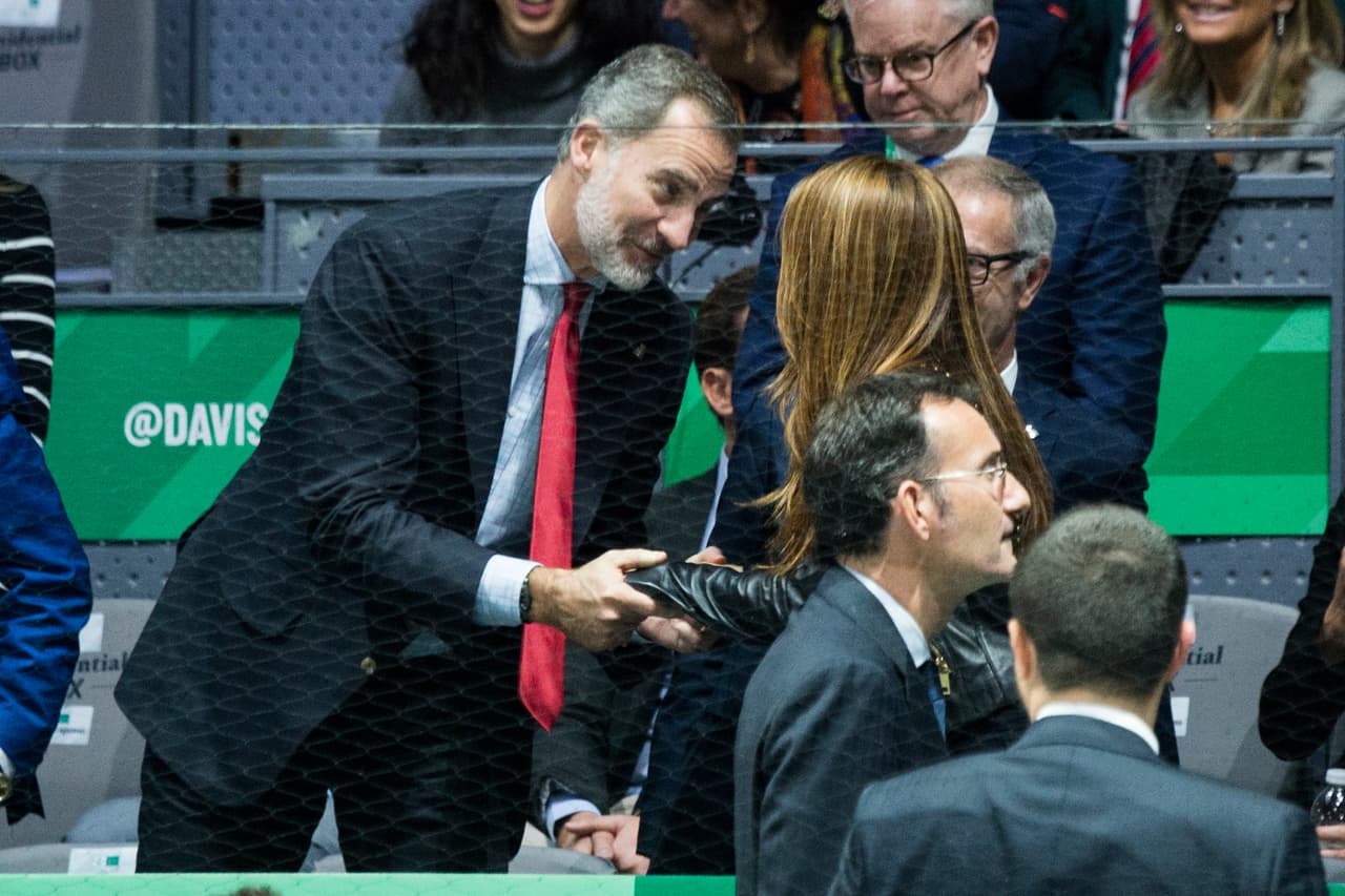 Luego de terminar su participación musical,
<b> Shakira subió al palco presidencial </b>para disfrutar del partido 
<b><a href="https://www.univision.com/deportes/futbol/la-liga/pique-necesitabamos-salir-un-dia-de-fiesta-video">junto a su esposo Piqué</a></b>. La mediática pareja estaba sentada casi al lado de Felipe VI.
<br>