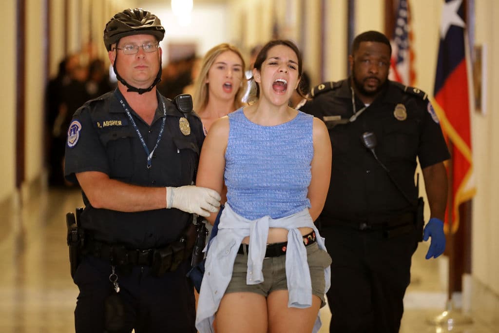 Una encuesta reveló que el proyecto de salud del Senado solo contaba con un 
<a href="http://www.univision.com/noticias/politica/encuesta-revela-que-solo-17-de-los-estadounidenses-aprueba-proyecto-de-ley-de-salud-del-senado">17% de aprobación</a>. Trump propuso que si no se alcanzaba el consenso para aprobar una nueva versión, 
<a href="http://www.univision.com/noticias/obamacare/la-nueva-propuesta-de-trump-revocar-obamacare-ya-reemplazarlo-despues-deja-sin-cobertura-a-32-millones-de-personas">podían revocar antes y reemplazar después</a>, lo que dejaría sin seguro médico a 32 millones de personas.
<br>