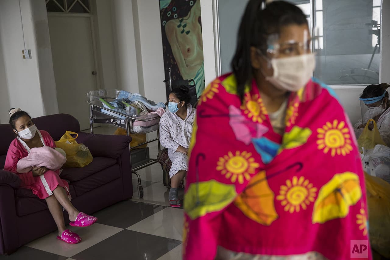 María Álvarez descansa sentada en un sofá 
<b>con su hija de 1 día, en un área aislada</b> reservada para madres contagiadas. 
<br>