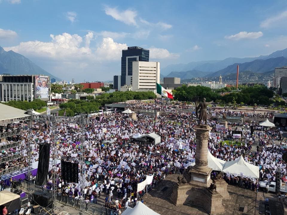 Durante su acto, 'El Bronco' insistió en que la recolección de firmas se hizo de manera legal y recorriendo casa por casa, luego de las acusaciones de las autoridades electorales que, tras una investigación, concluyeron que Jaime Rodríguez usó firmas falsas para obtener el registro.