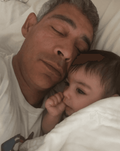 Ahora nos encanta lo tierno que luce en su papel de abuelo.