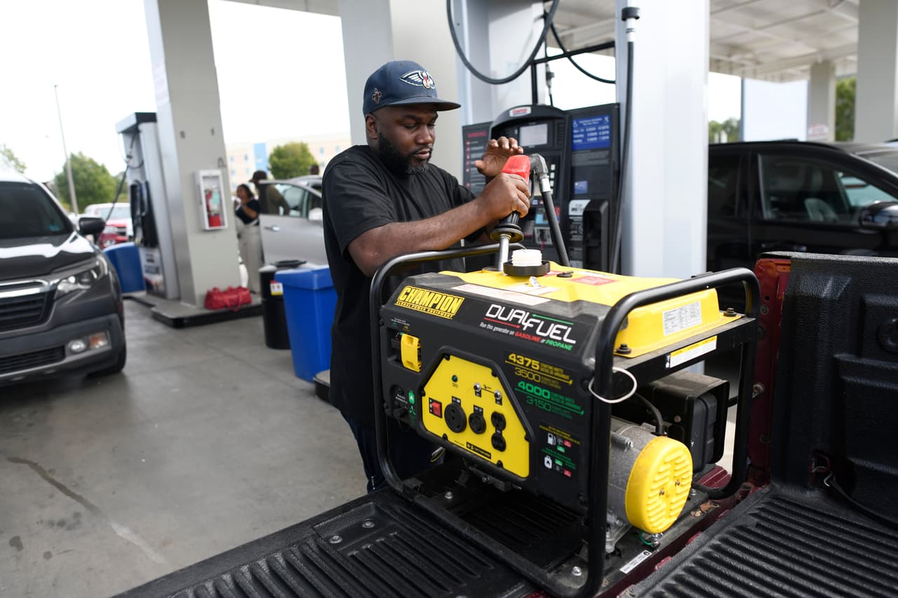 Un residente reposta combustible para su generador en la gasolinera Costco Wholesale antes de la llegada prevista del huracán Isaias a la costa del Golfo en Mobile, Alabama, el jueves 8 de octubre de 2026
