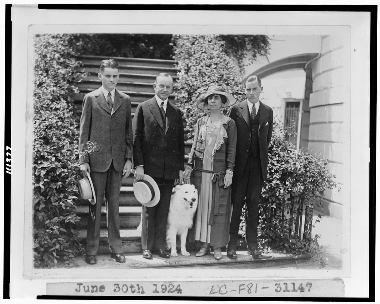 Calvin Coolidge, quien sucedió a Harding, tuvo al menos 11 perros, varios pájaros, gatos y un hipopótamo llamado 'Billy'. En la fotografía junto a su esposa y sus dos hijos con una de las mascotas.