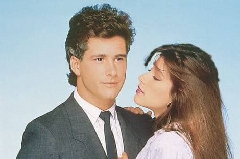 Fue a finales de los 80 que Catherine y Fernando protagonizaron con gran éxito la telenovela venezolana 'Abigail', que les abrió puertas alrededor del mundo y los convirtió en estrellas. Por si esto no bastara, el flechazo entre ambos, entonces muy jóvenes, fue instantáneo.