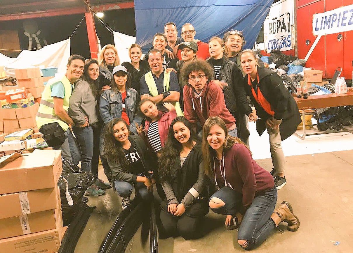 <b><a href="http://www.univision.com/temas/cynthia-klitbo">Cynthia Klitbo</a>, Vanessa Bauche y <a href="http://www.univision.com/temas/lucia-mendez">Lucía Méndez</a></b>, decidieron unirse para ayudar a esta causa, haciendo a un lado la vanidad cargaron cajas y acomodaron despensas completas para hacerles llegar su apoyo a los más necesitados.