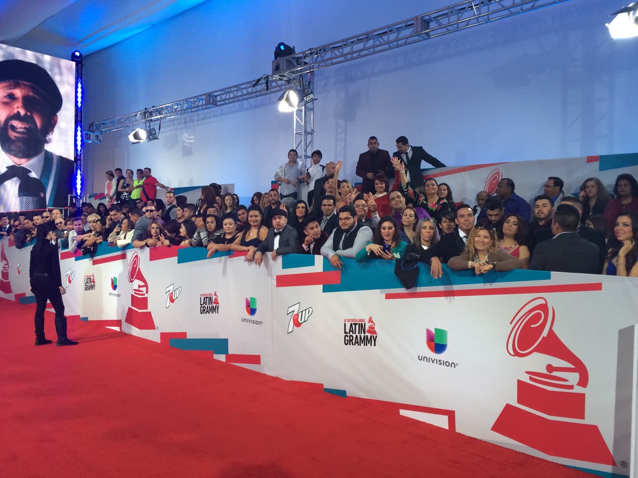 Los fans estuvieron desde muy temprano en primera fila para desearle lo mejor a sus cantantes y bandas favoritas.