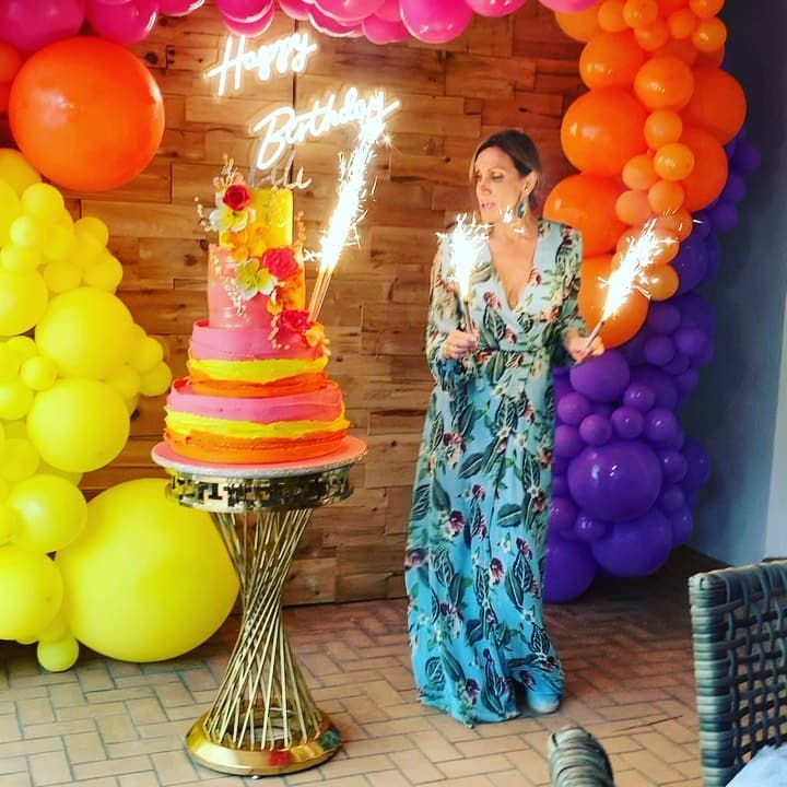 Lo que más llamó la atención de la celebración, además de la bella y carismática Lili, fue el enorme pastel de cumpleaños.