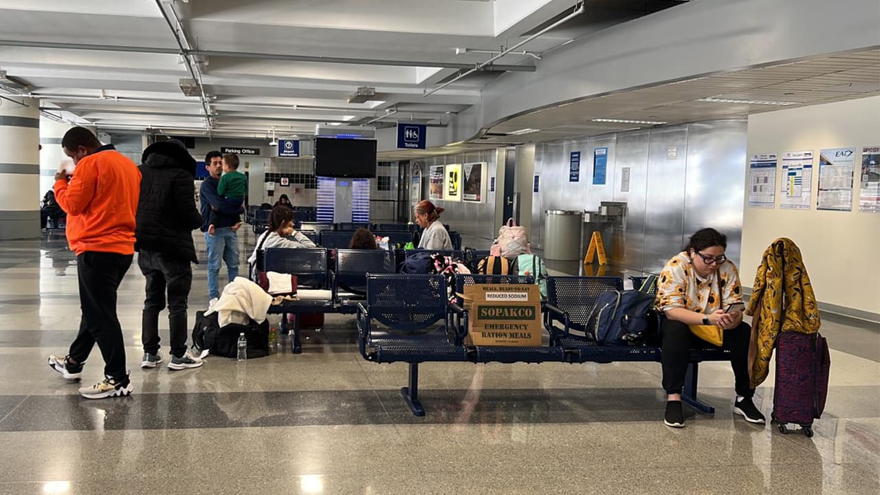 Cientos de inmigrantes de Venezuela llegan desde Texas al Aeropuerto O’Hare de Chicago