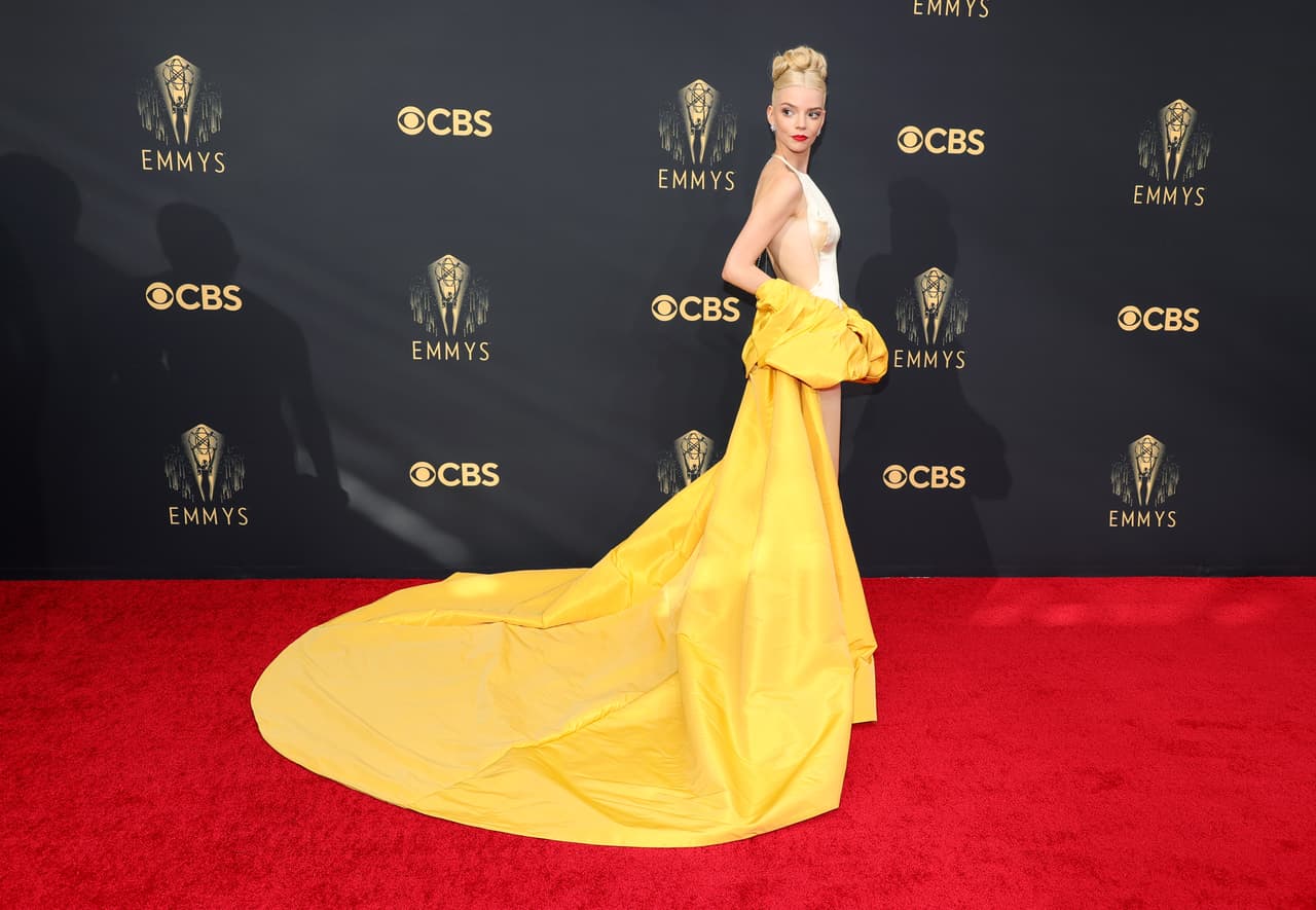 <b>Anya Taylor-Joy </b>se coronó como una de las mejor vestidas en la temporada de premios de este año. Un vestido que vale la pena resaltar fue el que llevó a los Emmy, diseño de Dior que dejaba al descubierto su espalda y acentuaba su figura. El toque de color vino de una capa de completaba el atuendo.