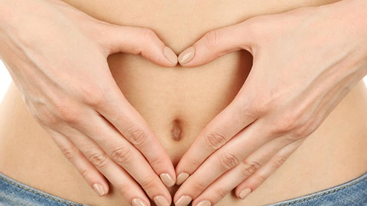 El estreñimiento es una situación que sufren muchas personas, especialmente mujeres. Y este puede ser ocasionado por los alimentos que comes o evitas, tu estilo de vida, o algún tipo de medicamento..