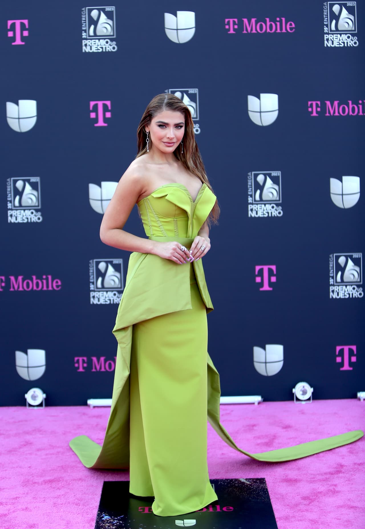 <b>Migbelis Catellanos</b> portó un vestido verde con cola que resaltaba su cintura.