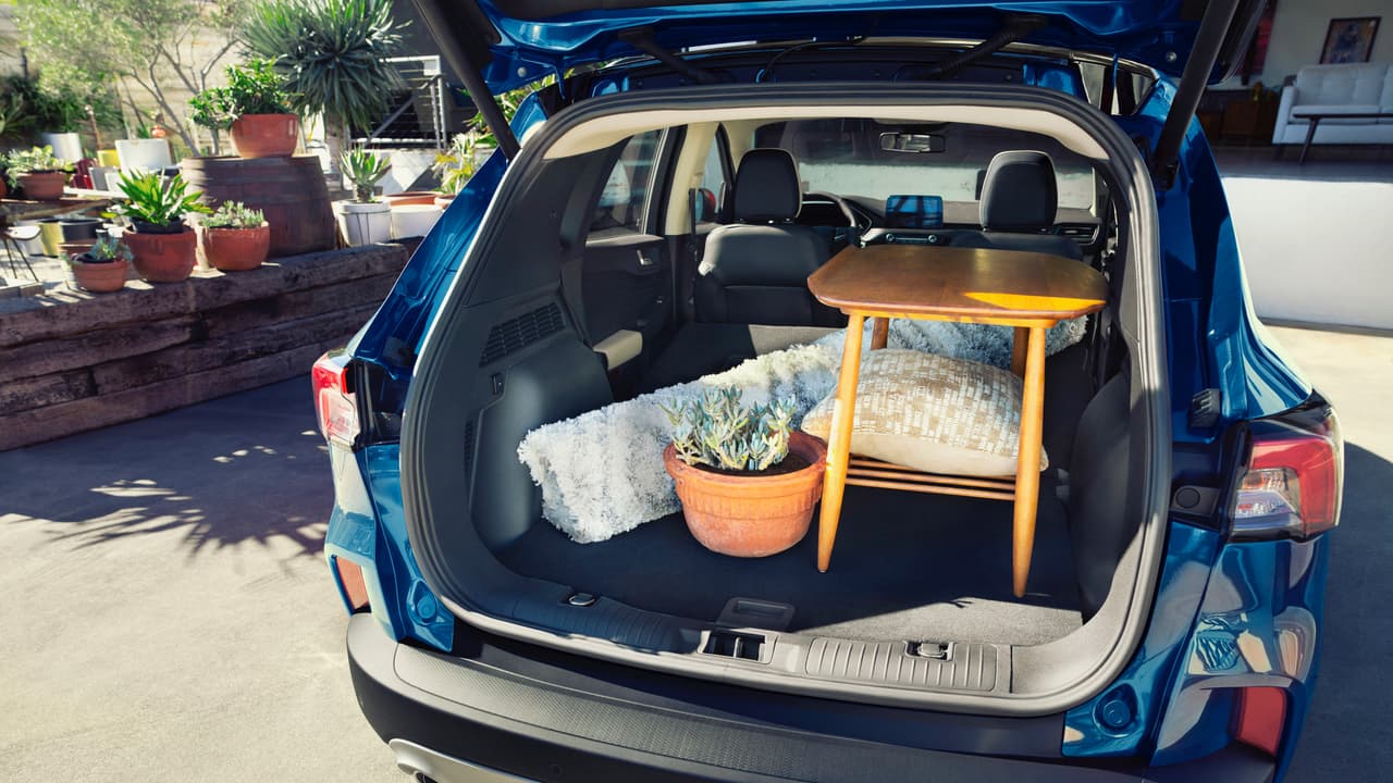 En todo caso, 
<b>la segunda fila de asientos en la Ford Escape 2020 es abatible</b>. Ford nos dice que el área de carga fue diseñada para albergar seis bolsas de palos de golf o una jaula para perros 
<i>full size</i>, por lo que las mesitas y las plantas son un juego de niños.