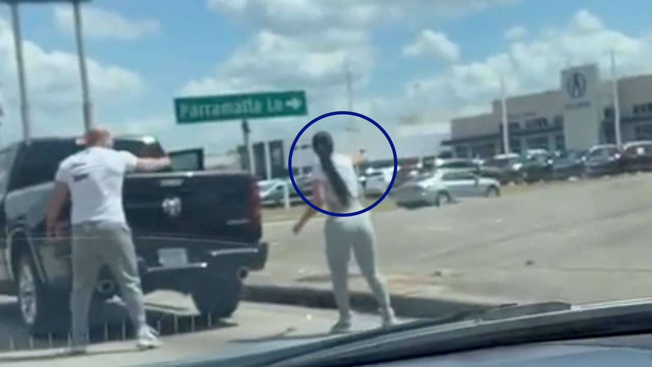 Después disparó por segunda ocasión y la bala impactó en un concesionario de carros que está en el área.