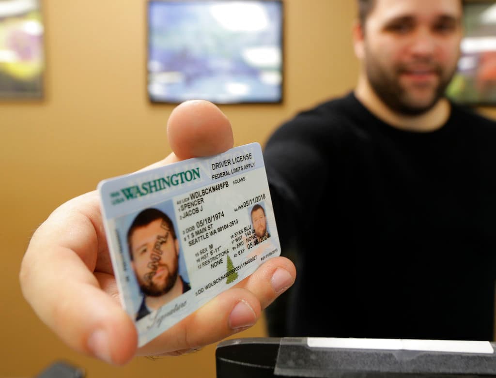 <b>Pasajeros sin Real ID pueden usar un pasaporte u otra forma aceptada por TSA para abordar. </b>El pasaporte sigue siendo una alternativa válida si no se tiene REAL ID.