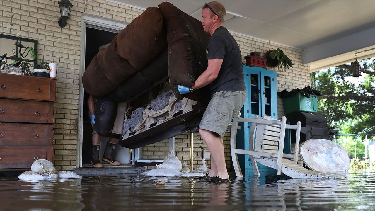 Louisiana busca a sus vivos y muertos por inundaciones
