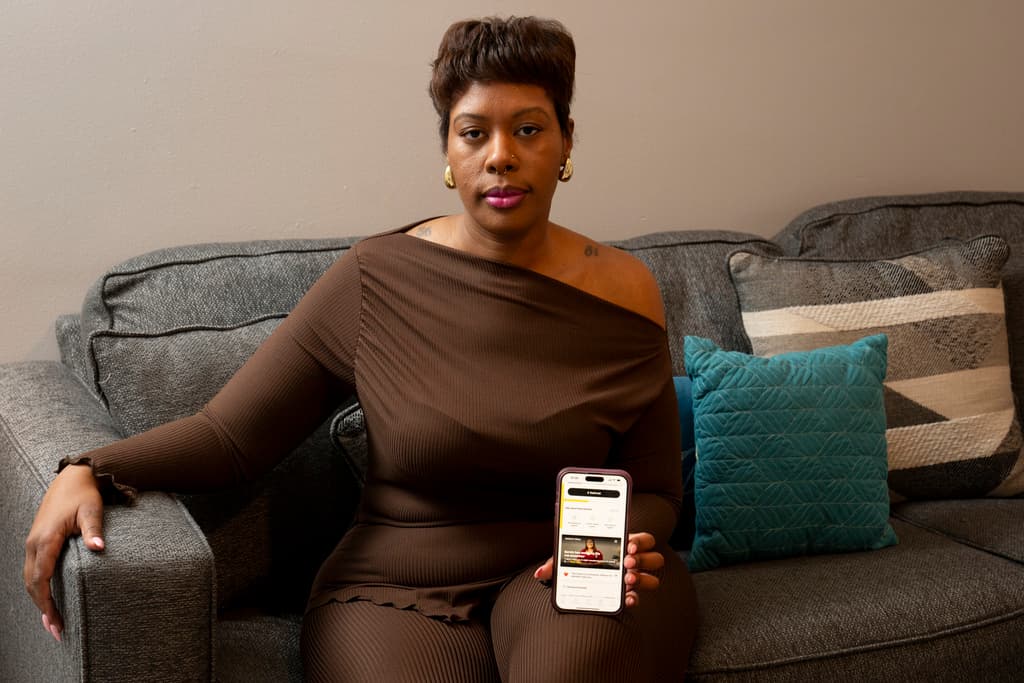 Anna Branch ha estado pagando para acceder a su salario antes del día de pago, utilizando aplicaciones como EarnIn, Empower y Dave. Los defensores de los consumidores y los legisladores dicen que los adelantos en efectivo desde las apps de Acceso al Salario Ganado tienen costos comparables a los préstamos de día de pago, que en muchos casos son considerados usura. (AP Photo/George Walker IV)