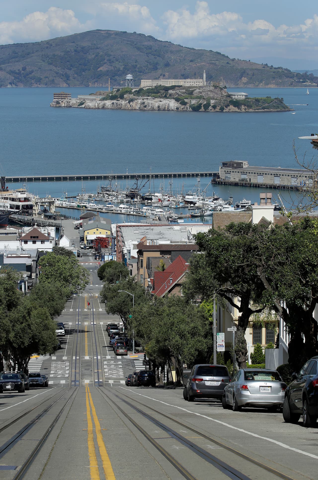 En esta imagen se observa la pendiente de la calle Hyde que suele estar repleta de vehículos que visitan la zona de Fisherman's Whart, uno de los principales atractivos turísticos de San Francisco y desde el cual se puede apreciar la Isla de Alcatraz.