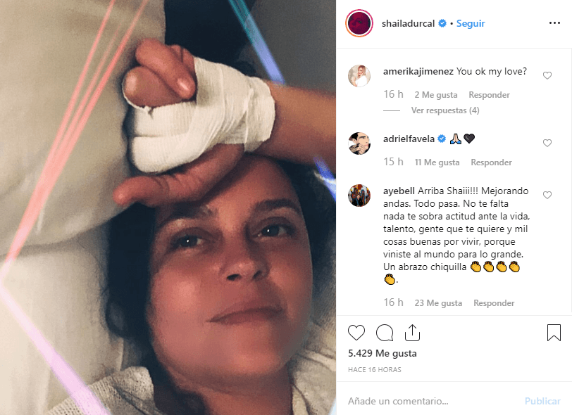 Publicó una fotografía en Instagram donde se le observa recostada en una cama y con una de sus manos vendada.