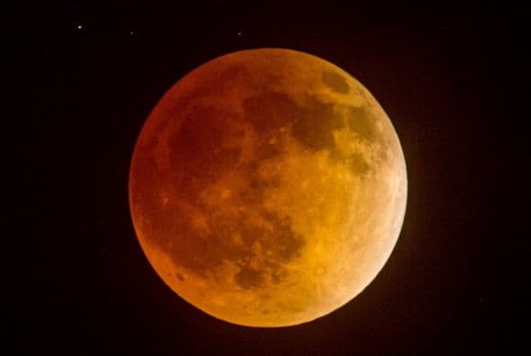 Un hermoso y poco usual eclipse total de la Luna pudo apreciarse la madrugada de este martes.