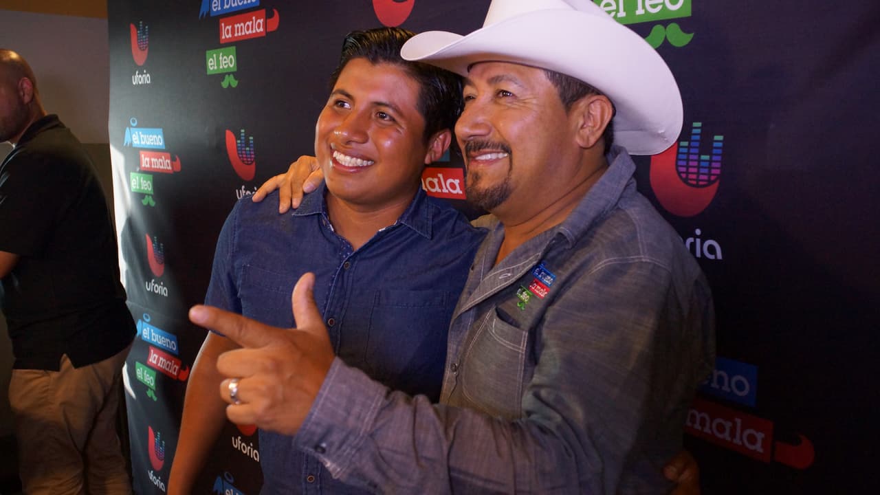 Así fue la visita de
<a href="http://www.univision.com/los-angeles/kmex/noticias/sucesos/si-no-moves-el-carro-te-lo-muevo-yo-la-amenaza-que-cumplio-el-peaton-que-tumbo-el-carrito-de-un-vendedor-de-elotes">Benjamín Ramírez</a>, #ElElotero más famoso del mundo en
<a href="https://www.facebook.com/buenomalafeo/?fref=ts"> 'El Bueno, La Mala y El Feo'.</a>