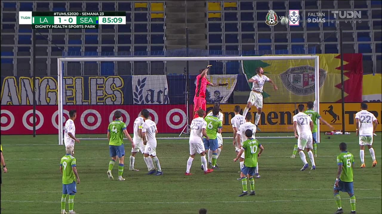 ¡CERCA! Nicolás Lodeiro disparó que se estrella en el poste.