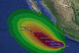 El fenómeno se localiza frente a las costas de Michoacán y mantiene un lento desplazamiento hacia el oeste. (Imagen compartida vía Twitter por Conagua).