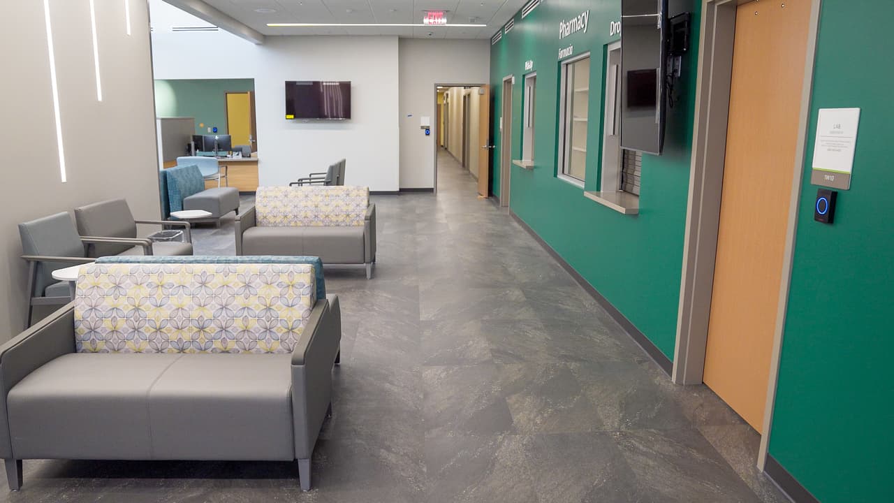 “El nuevo centro también alberga un Centro de Aprendizaje Familiar (FLC, por sus siglas en inglés) que brinda orientación y recursos para mejorar la salud de las familias, 
<b>ya sea una clase sobre nutrición, consejos para padres o recibir información sobre opciones de seguro</b>. El FLC está abierto a todos en la comunidad”, detalla el comunicado de Valleywise Health. 
<br> 
<br>