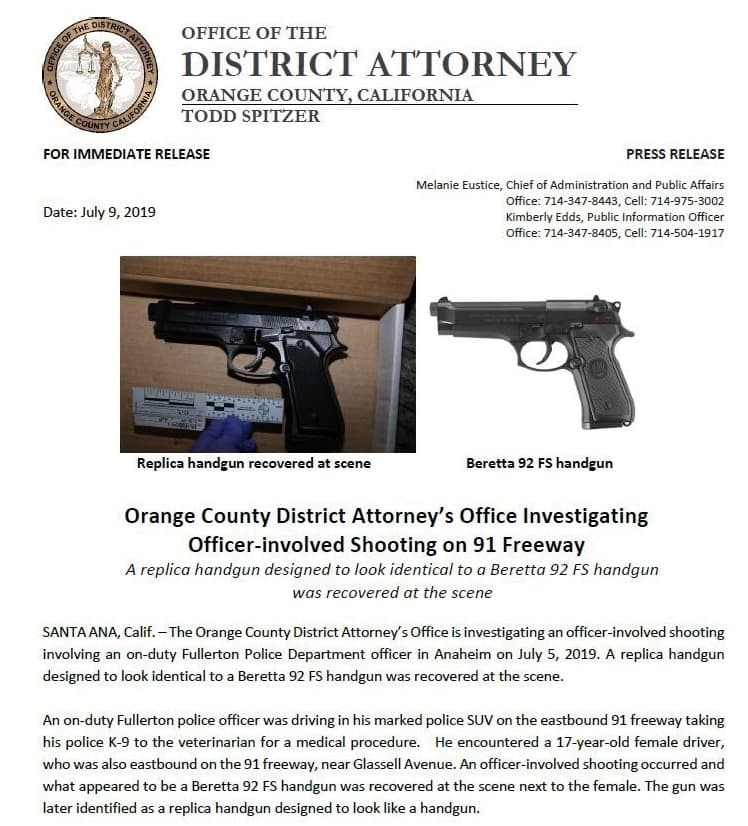 Según el reporte inicial de la policía a Anaheim, en la escena se encontró una "posible pistola", sin embargo la Oficina del Fiscal de Orange informó que se trató de una réplica de arma.