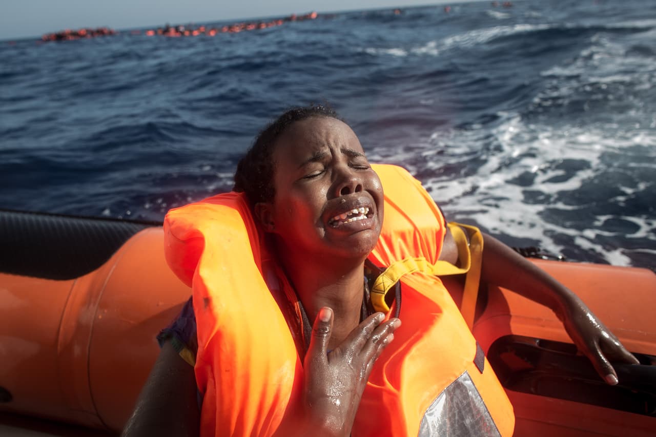 La mayoría de los migrantes que se arriesgaron a cruzar el Mediterráneo en lo que va de 2017 son de Nigeria, Bangladesh, Guinea, Costa de Marfil, Gambia, Siria Senegal y Marruecos. La fotografía muestra una mujer migrante que perdió su bebé el 24 de mayo de 2017. Ese día la organización MOAS salvó a 603 personas de un naufragio que dejó más de 30 muertos frente a Lampeduza, Italia.