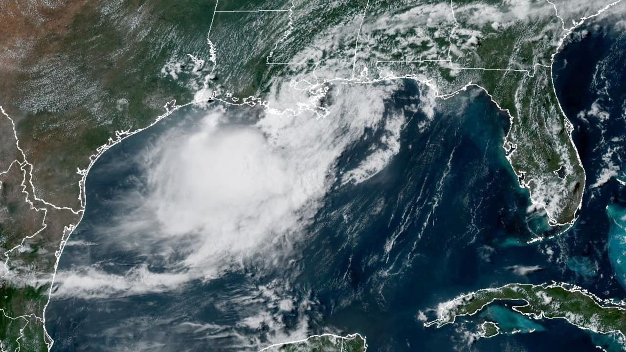 Tormenta tropical Bertha cierra playas de Florida y activa alertas en el Golfo