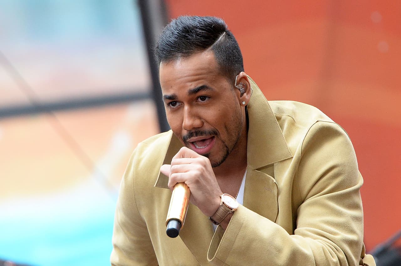 Romeo Santos es apodado 
<i>El Rey de la Bachata</i> por haber sido el líder, vocalista y compositor principal de la agrupación Aventura.