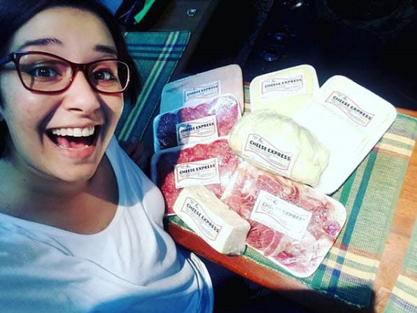 A la par de estas actividades, encontró en la publicidad a través de Instagram otra forma de ganar dinero. En sus imágenes suele promocionar comida y aunque ha recibido críticas de seguidores que consideran sus fotos como "una burla" para los venezolanos que no tienen qué comer, la actriz ha defendido su trabajo.