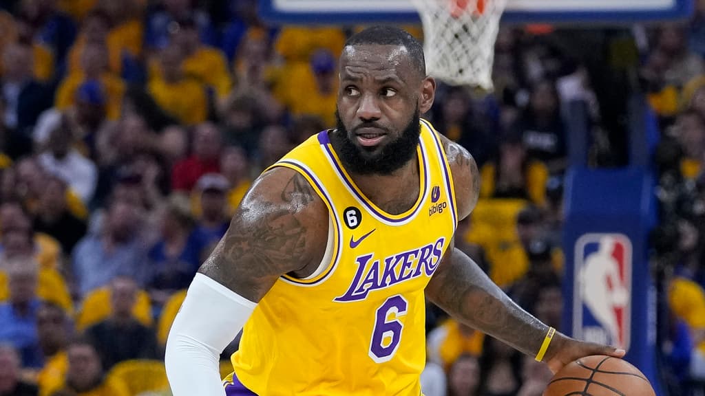 Lebron James, basquetbolista, $119.5 millones.