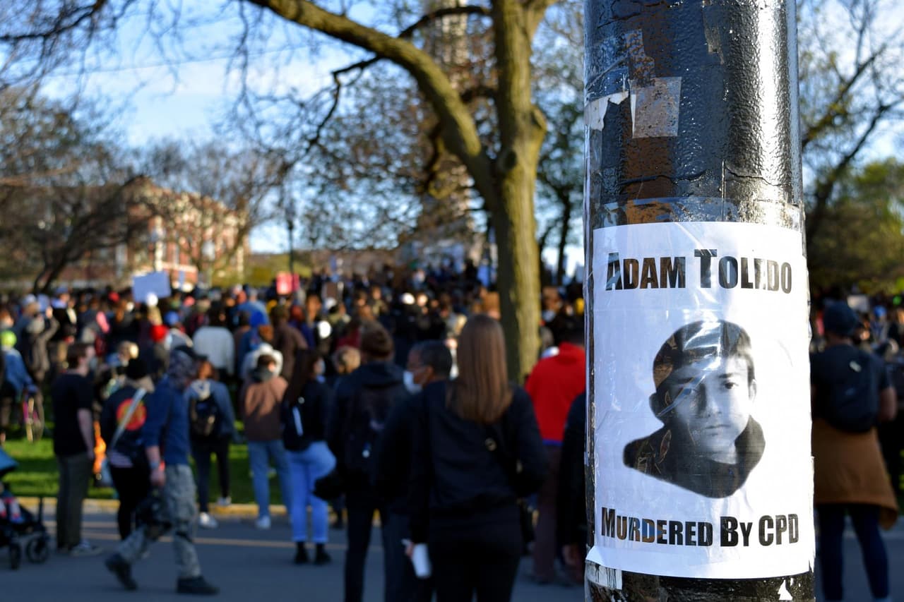 Una reunión en el lado norte de Chicago abordó el tema del
<a href="https://www.univision.com/temas/racismo">racismo</a>, y otras vigilias se realizaron en la ciudad para recordar a Adam Toledo y a otras personas que han muerto a manos de la policía.