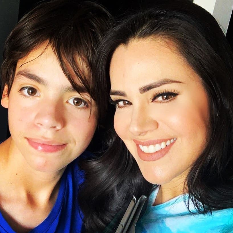 Actualmente, Santiago es un adolescente de 14 años, por lo que la actriz de Una Familia con Suerte tiene más comunicación con él, aunque aún debe sobrellevar sus arranques hormonales.