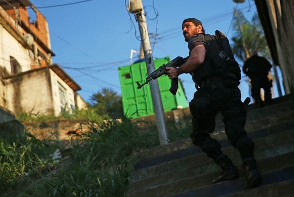 En el país que se alista para recibir la fiesta del Mundial de Fútbol este verano, crecen leyendas como aquella de que el gobierno extermina indigentes, para mejorar la percepción de los futuros visitantes.