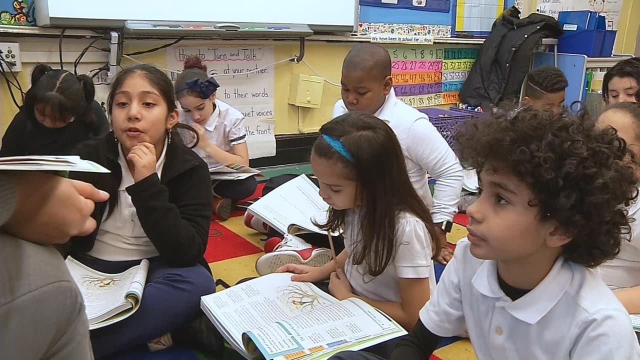 Arlette con sus compañeros de clase de cuarto grado.