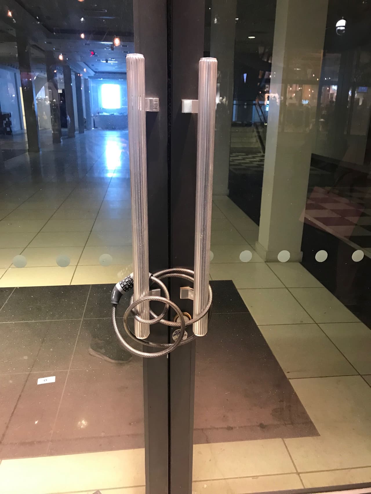 Lo que hasta hace algunos meses era una locación de dos pisos llenos de ropa juvenil, es ahora un gran espacio vacío y ofertado para alquiler.