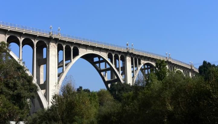 <b><a href="https://www.nps.gov/nr/travel/route66/colorado_street_bridge_pasadena.html" target="_blank">Colorado Street Bridge</a> </b>
<br>El legendario puente
<b> </b>en Pasadena ha sido el escenario de múltiples suicidios. El puente fue construido en 1912 y según las leyendas centenares de individuos se han lanzado desde sus alturas. Testigos afirman haber visto figuras oscuras que desaparecen sin explicación y el sonido de llanto y quejidos cuando no hay persona alguna en el área.