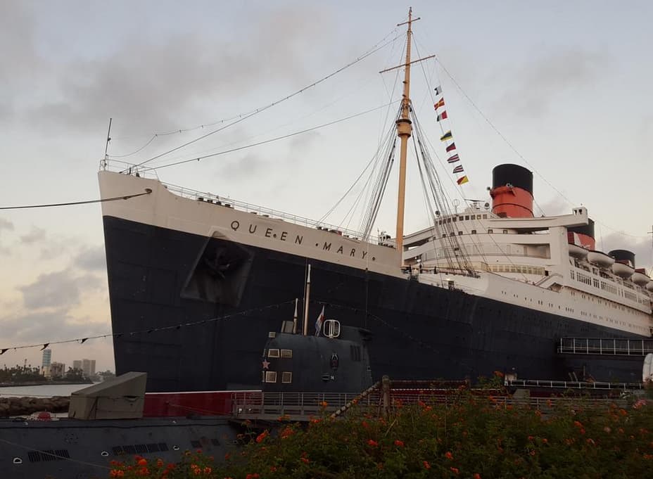 Existen varios reportes de una mujer vestida de blanco que deambula dentro de las habitaciones y algunos visitantes a la piscina del Queen Mary afirman haber escuchado las voces y risas de niños cuando no había pequeños en el área.