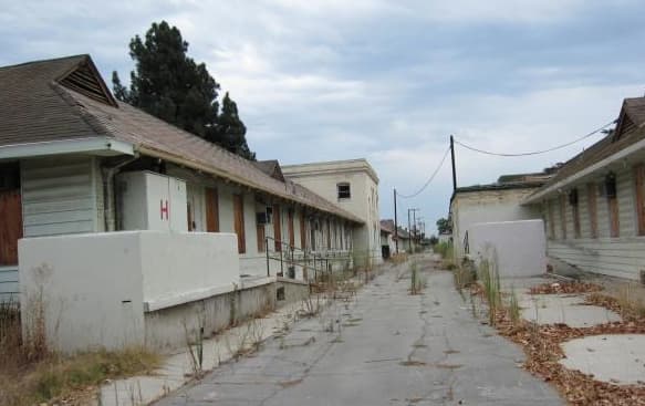 <b>Rancho Los Amigos Hospital</b>:
<br>Fundado en 1888, el centro médico ha servido a miles de pacientes en el sur de California. En la década de los cincuenta el hospital clausuró sus instalaciones psiquiátricas y desde entonces los edificios abandonados han sido un destino favorito para los caza fantasmas.