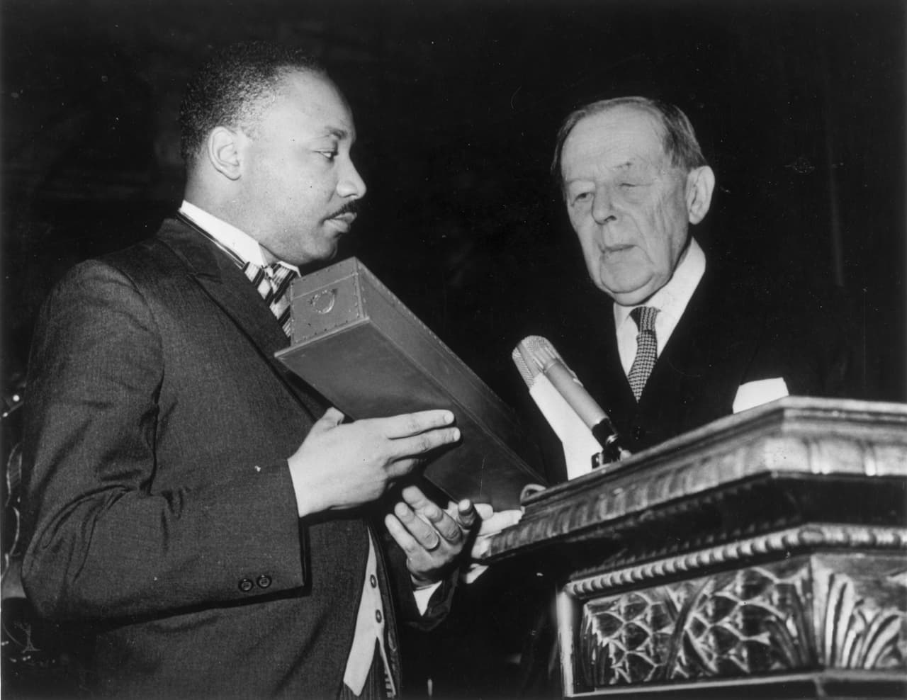 En 1964, a los 35 años, Martin Luther King, Jr. se convirtió en la persona más joven en ganar el Premio Nobel de la Paz.