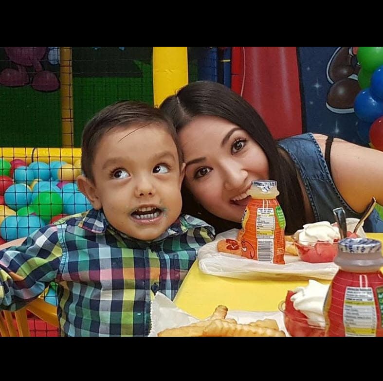 ¡Hola japonesita! Hoy, ya han pasado 5 años que emprendieron el viaje de regreso a casa tú y Julietita, quiero que sepas que estoy bien, que tú familia está bien, que tus amigos están bien. Estamos viviendo nuestras vidas siguiendo adelante, que te pensamos, te extrañamos y te recordamos con una sonrisa en el rostro, con alegría y con mucho amor y que podrán pasar 5, 10, 20, 50 años más y así será", se lee en el mensaje que compartió junto a esta fotografía.