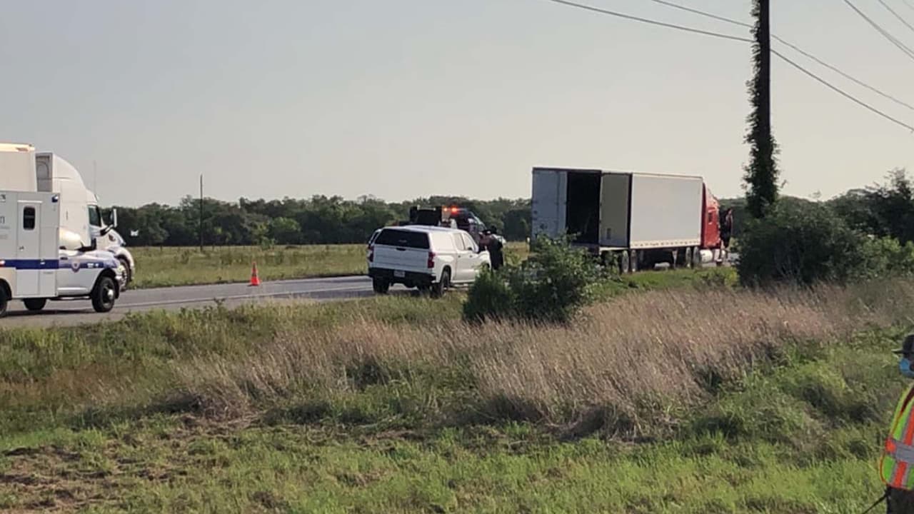 El alguacil del condado Jackson dijo que alrededor de las 7:10 am, un agente de DPS que patrullaba el área se detuvo a inspeccionar un tráiler parado a un lado de la autopista 59 dirección norte, cerca al poblado de Ganado.