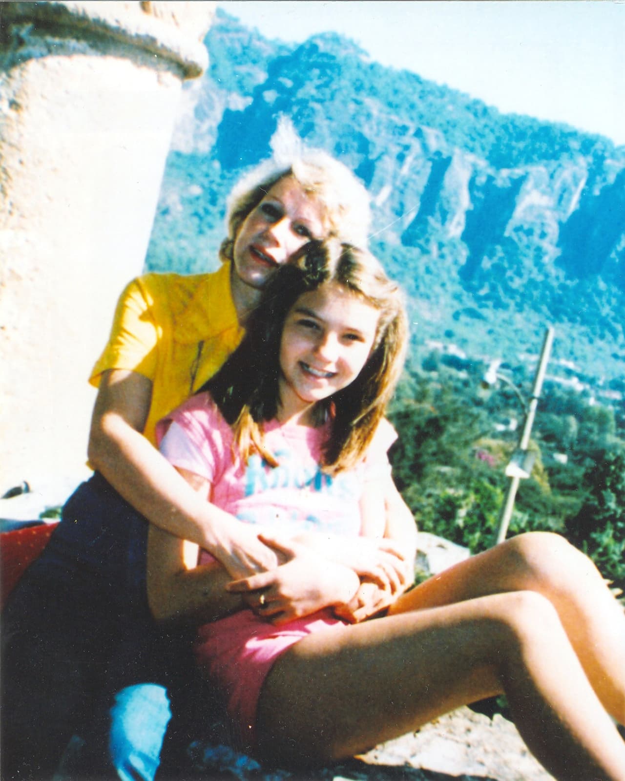 Con su mamá Yolanda Miranda en Valle de Bravo, donde tenían una casa, circa 1983.