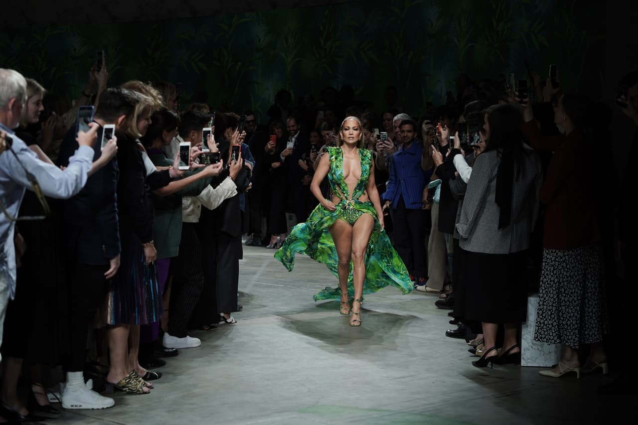 Este viernes, Jennifer López cumplió el sueño de muchas mujeres: ponerse un vestido (casi) igual al que usó hace 20 años —y lucir igual o mejor.