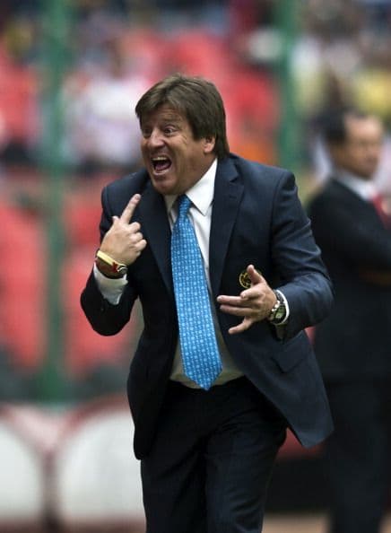 El 'Piojo' Herrera no es nada tímido ante las cámaras; sin embargo, es raro que un personaje como él incursione en el mundo de los melodramas: “Yo nada más vengo de metiche, (es bueno) estar entre tanta gente talentosa y aprender un poquito”, declaró a Televisa Espectáculos.